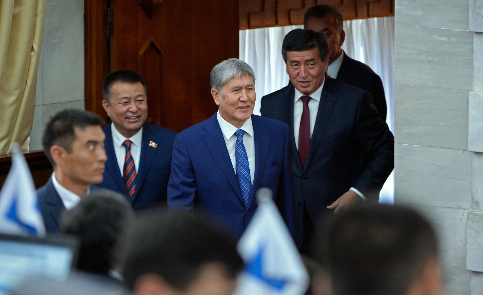 Алмазбек Атамбаев (в центре) - президент Кыргызстана с 2011 года - готовится к переизбранию в 2017 году; фото: president.kg