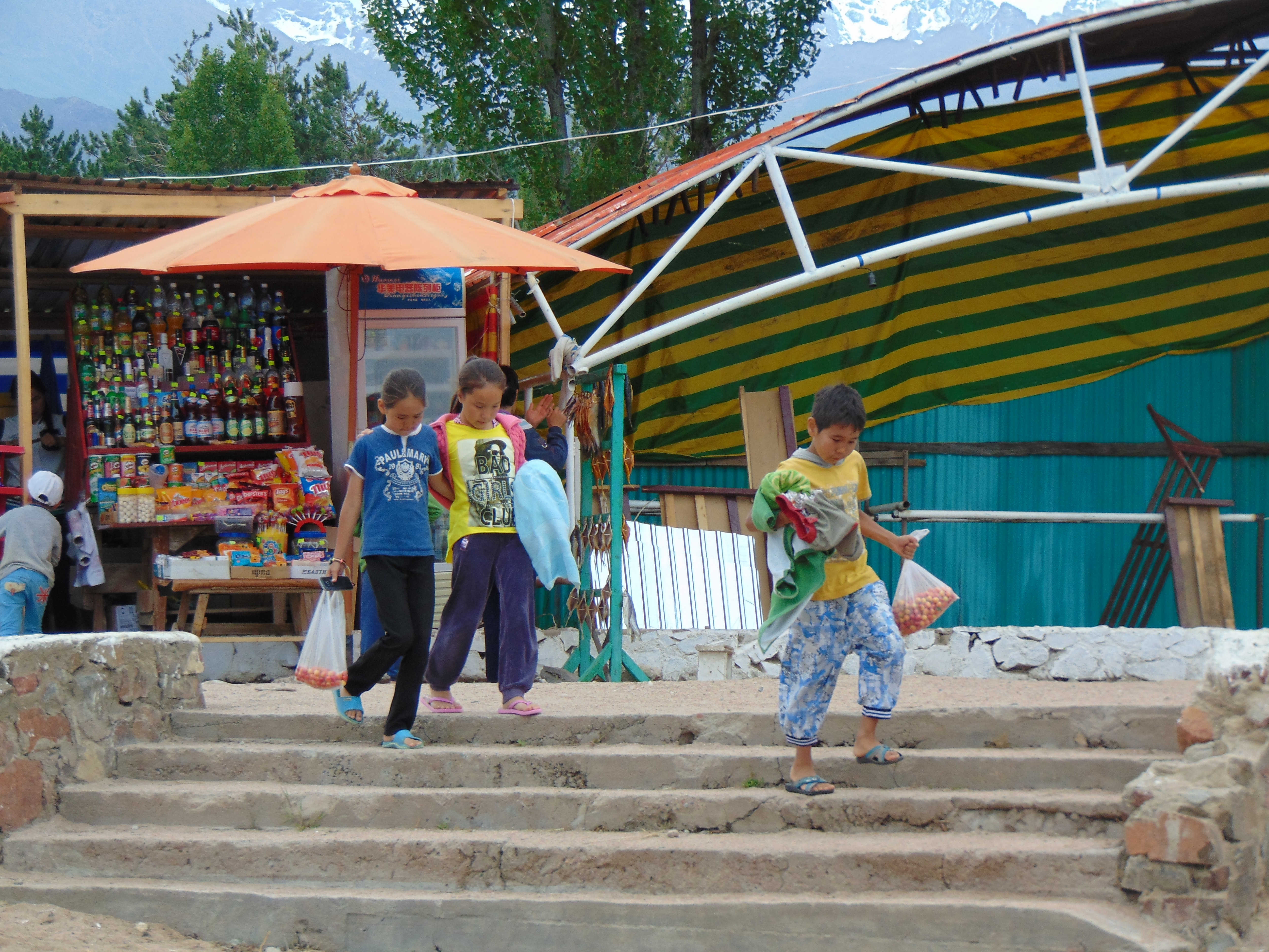 Дети на озере Иссык-куль летом 2016 года; фото: Ц-1 