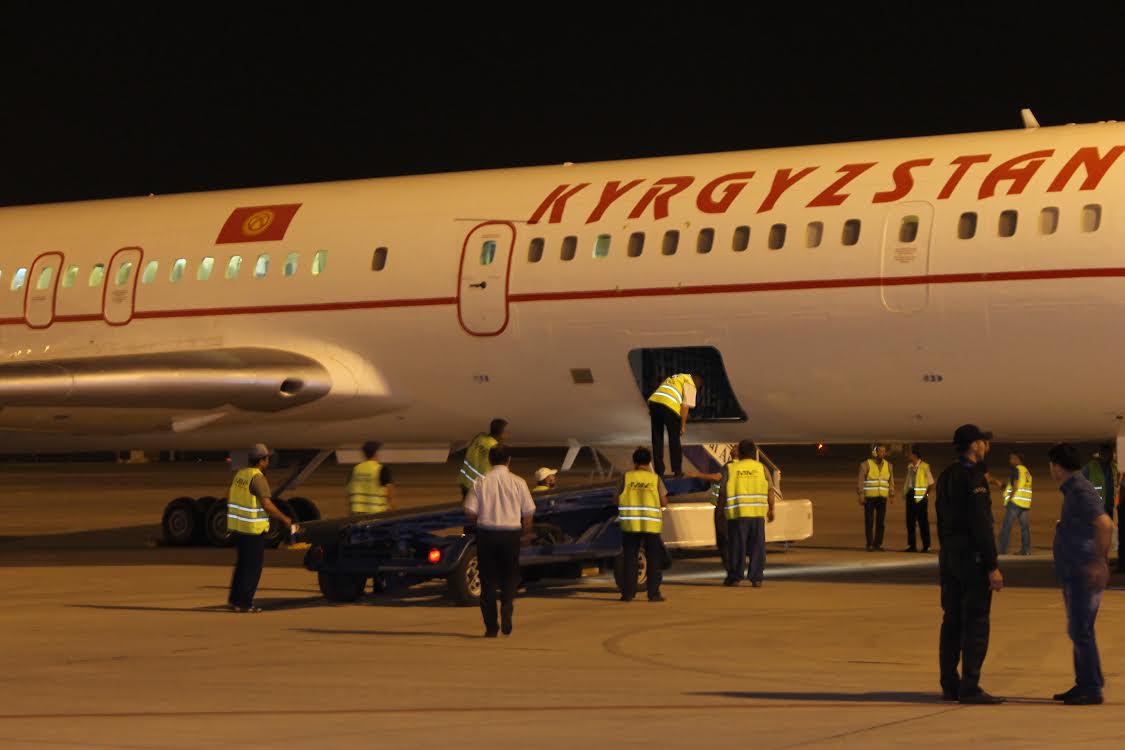 Фото: Специальный рейс МЧС Кыргызстана доставил тела погибших на родину; фото: Ц-1