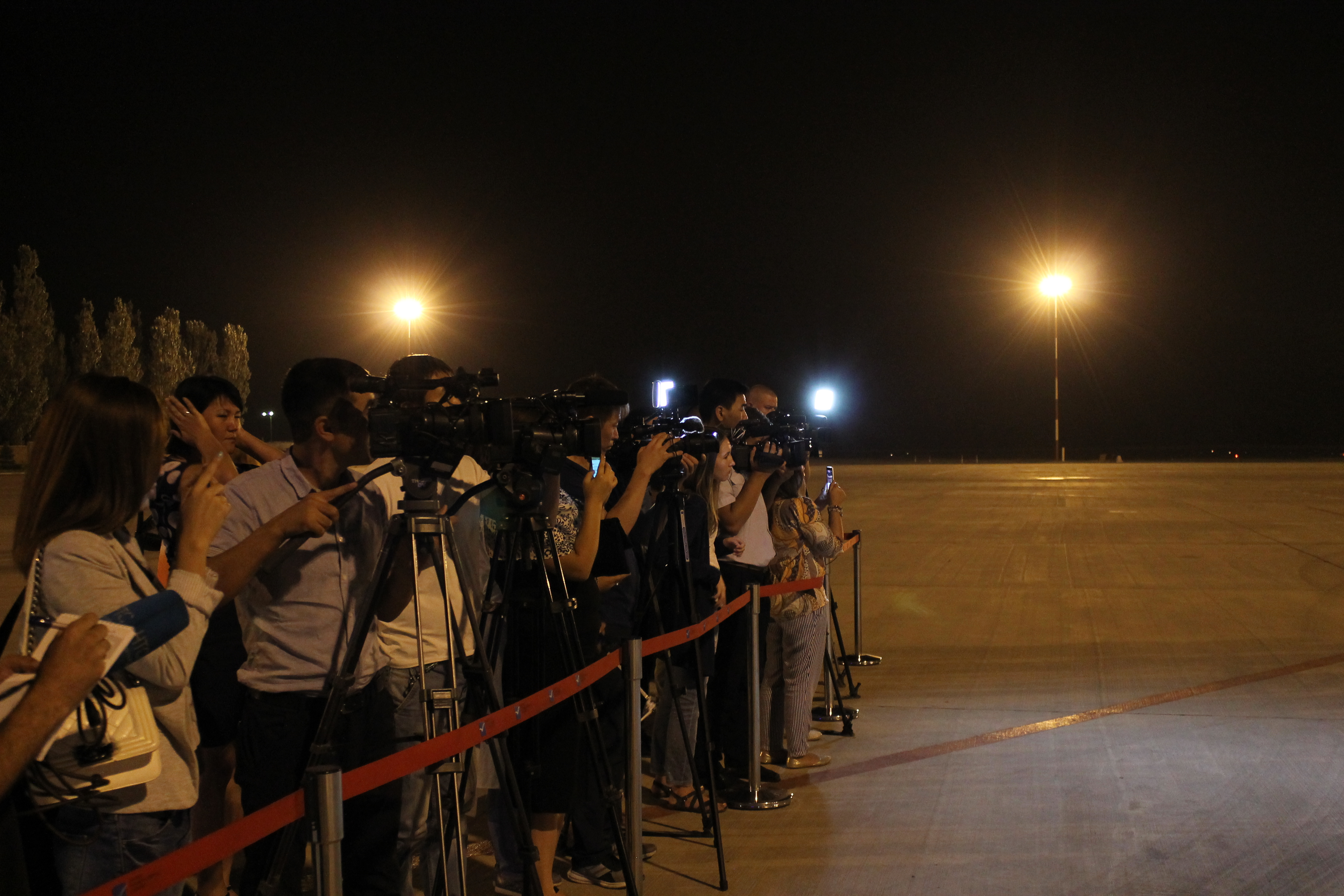 Журналисты в аэропорту Манас в Бишкеке встречают самолет МЧС; Ц-1