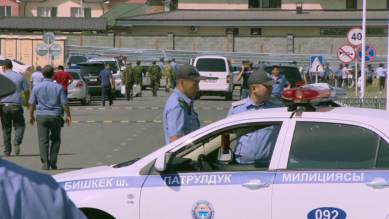 Милиция оцепила район взрыва у посольства Китая 30 августа в Бишкеке; фото: Ц-1