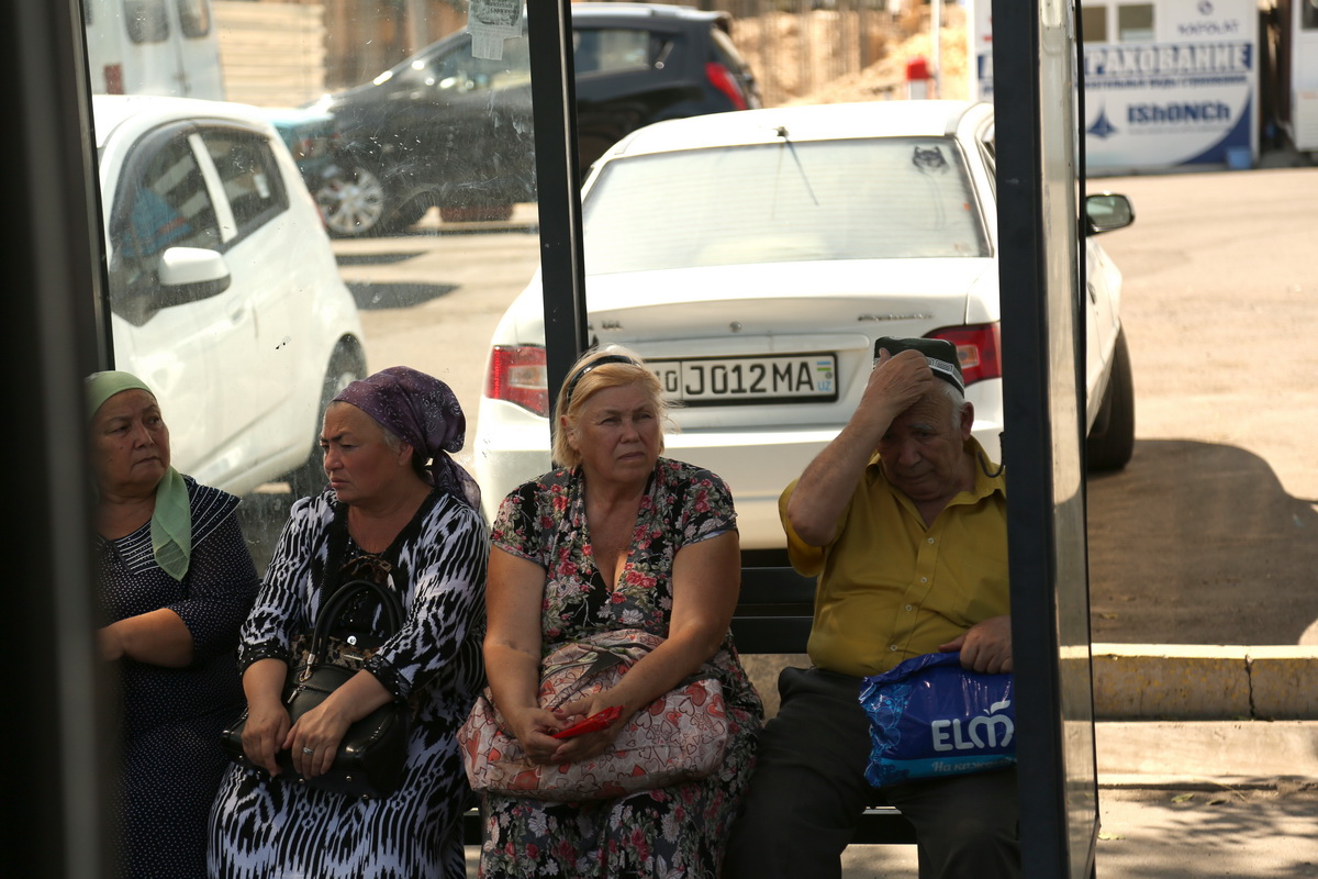 На автобусной остановке в Ташкенте, август 2016; фото: Ц-1