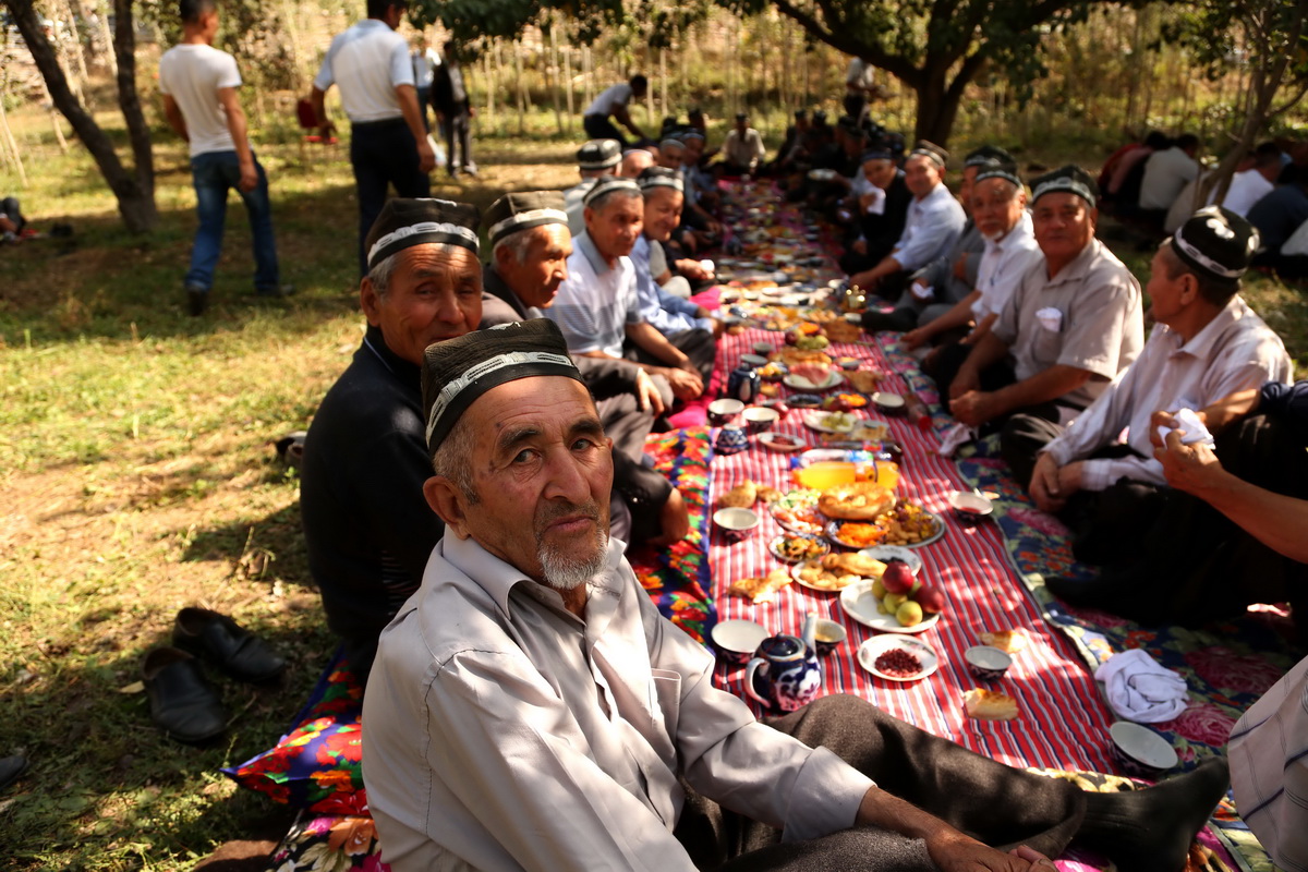 Аксакалам в Узбекистане везде почет; фото: Ц-1 (с)