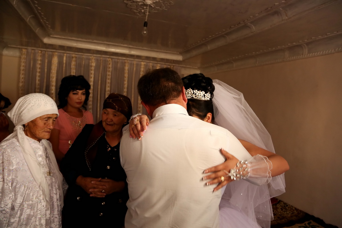 Время покинуть отчий дом пришло для невесты... Фото: Ц-1 (с)