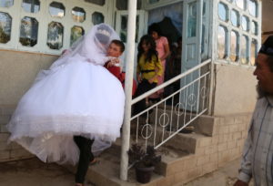 Жених забирает невесту... Свадьба в сентябре 2016 года в горном кишлаке Узбекистана; фото: Умида Ахмедова (с)