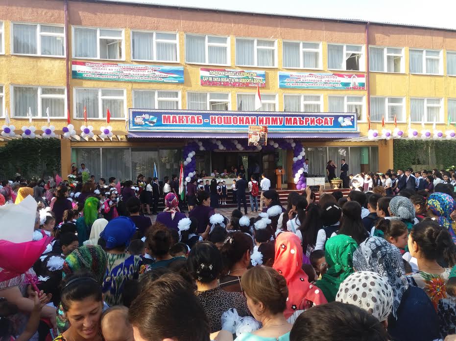Первый звонок в школе №19 города Худжанта Таджикистана; фото: Ц-1