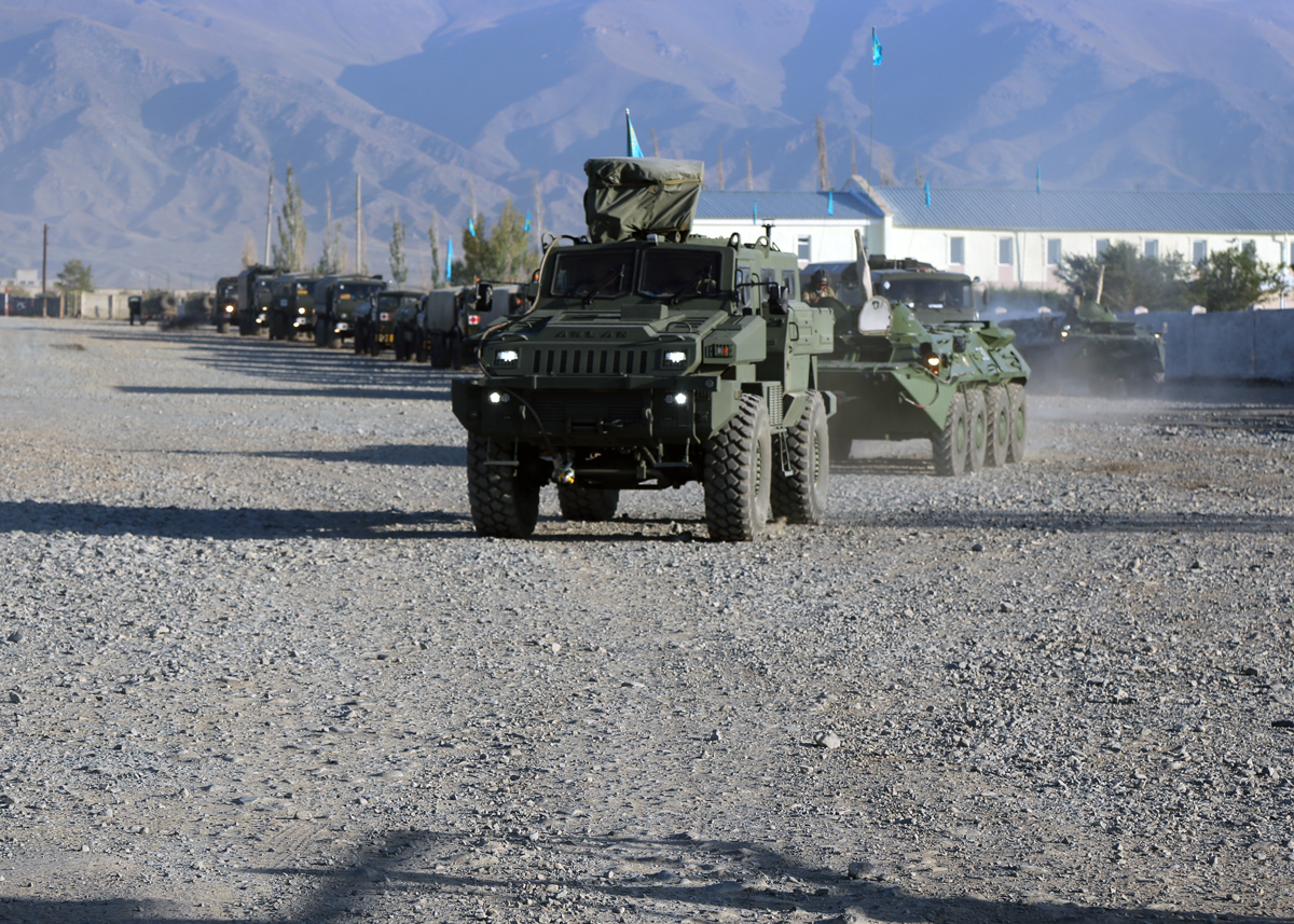 Военная техника выстроена в колонну - армия едет домой; фото: Ц1