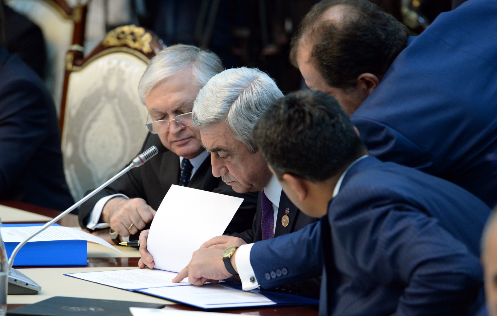 Подписание документов во время саммита СНГ; фото: пресс-служба правительства РК