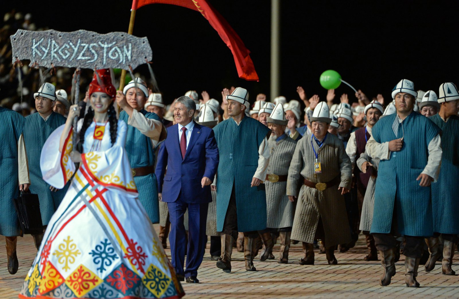 Президент Алмазбек Атамбаев на открытии II Всемирных игр кочевников в Чолпон-Ате в сентябре 2016 года; president.kg