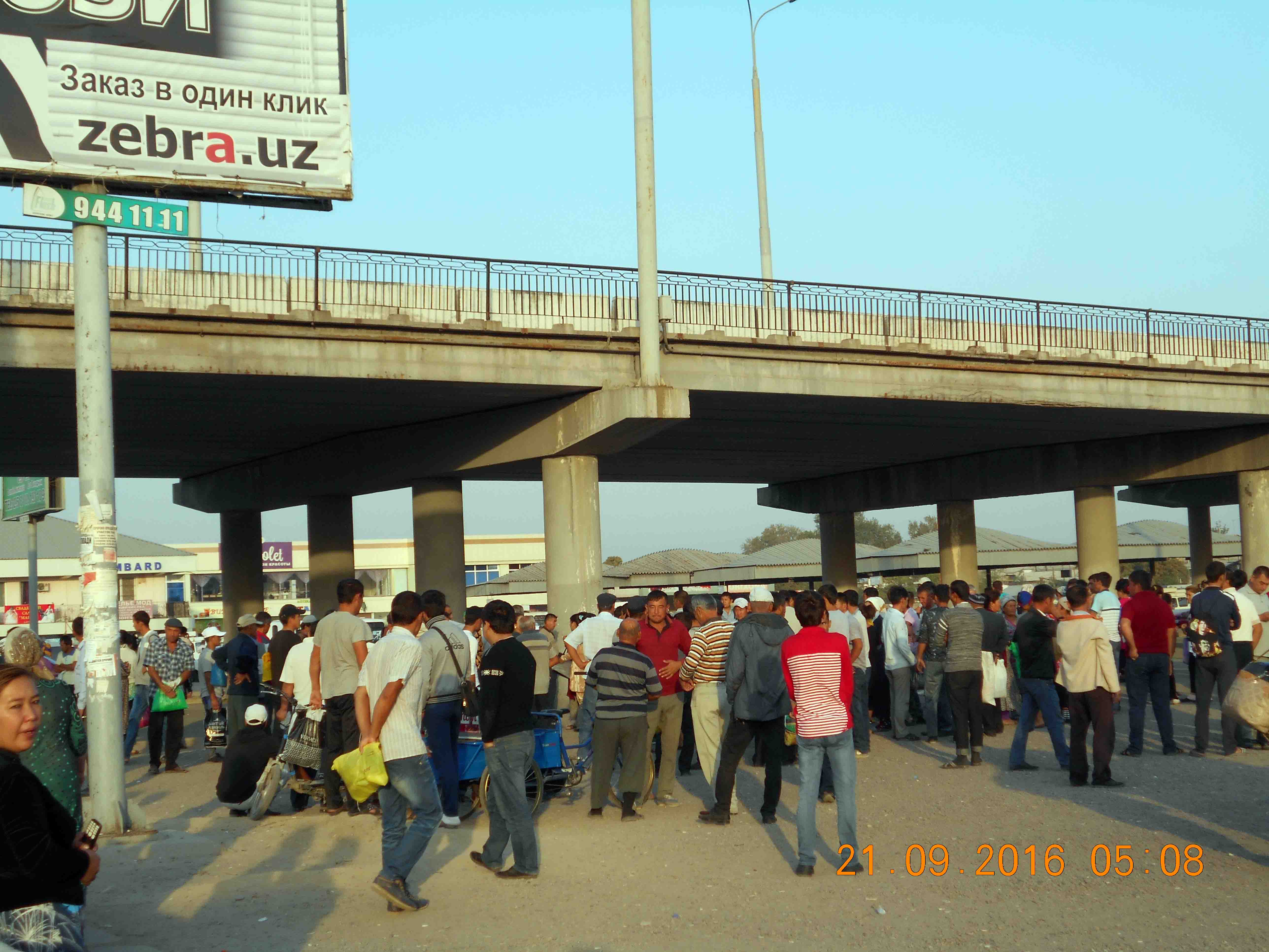 Безработные в Ташкенте в ожидании случайных заработков; фото: Правозащитный альянс Узбекистана