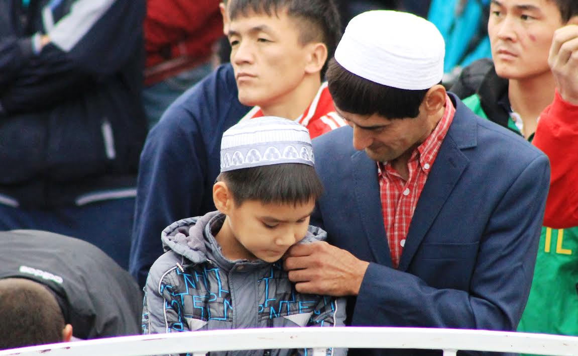 На совместной молитве в Бишкеке в честь Курбан-байрам; фото: Ц-1