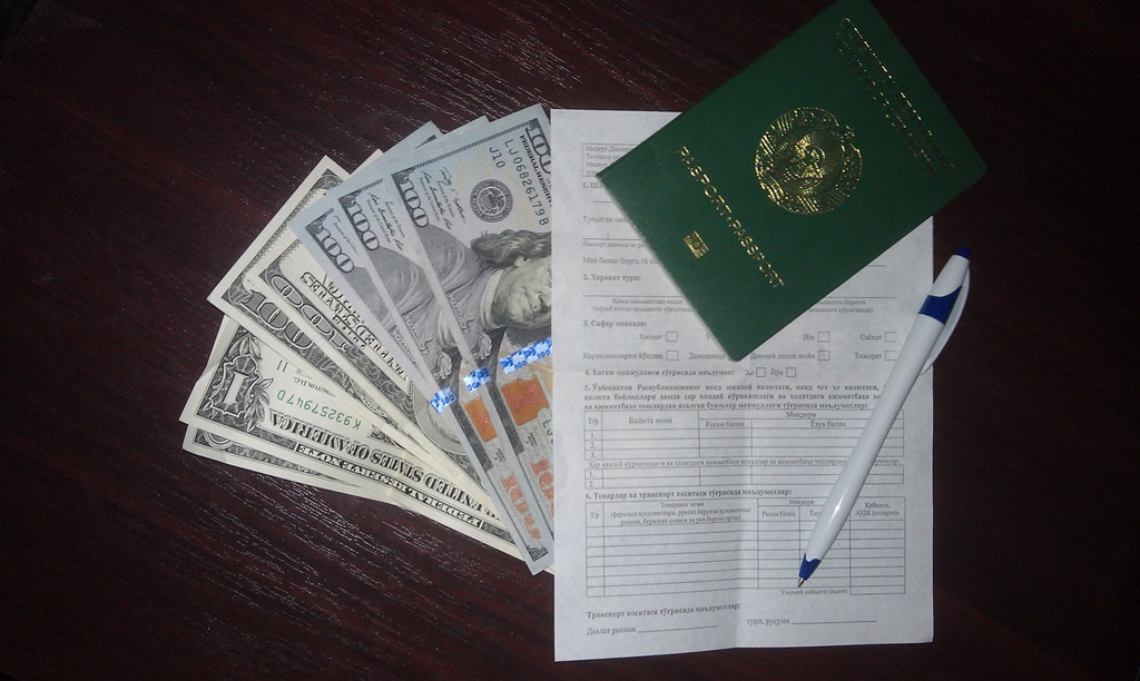 Вывезти иностранную валюту из Узбекистана теперь проще; фото: Ц-1