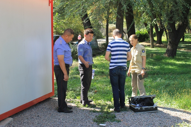 Правоохранители работают на месте, где обнаружены пакеты с взрывчаткой; фото:Ц1