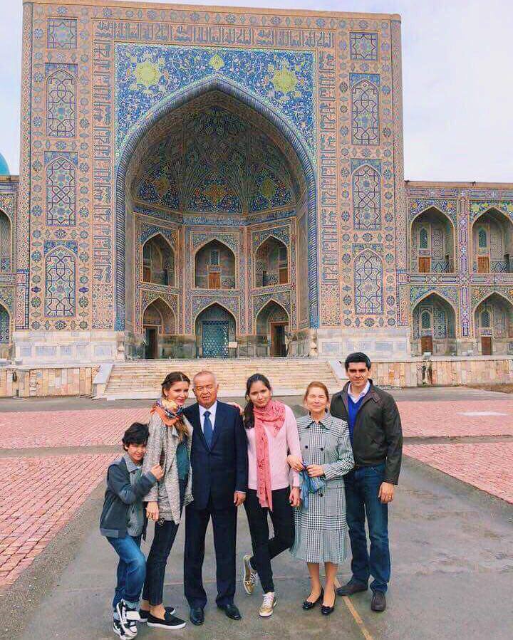 Ислам Каримов с женой Татьяной, младшей дочерью Лолой и ее семьей в Самарканде в 2014 году; Instagram Лолы Каримовой-Тилляевой