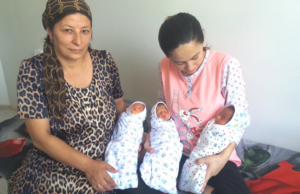 Маърифат Набиева с мамой и новорожденными детьми; фото: Ц-1