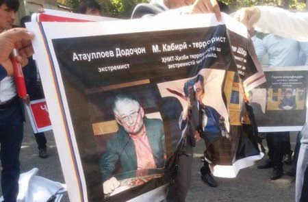 На митинге "активистов" в Душанбе сжигали портреты оппозиционеров, среди них журналиста Додожона Атовуллоева; catoday.org