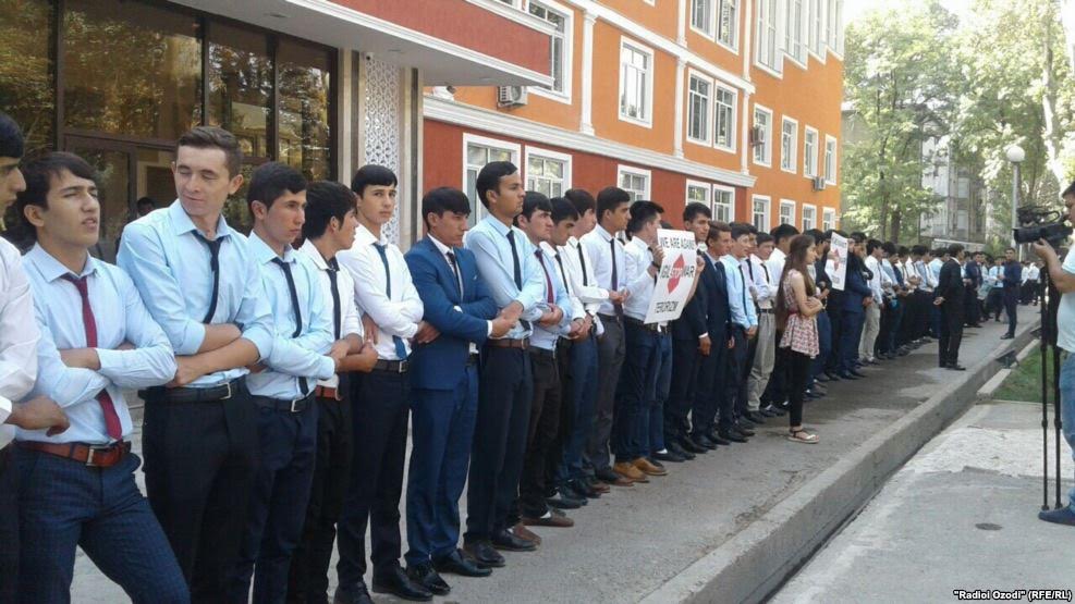 Таджикские студенты, протестующие против таджикской оппозиции в Душанбе. Источник: catoday.org