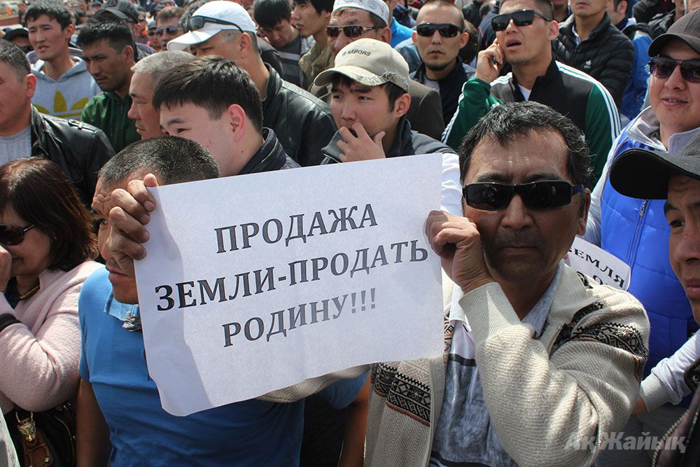 Протест в Атырау против продажи и аренды земли иностранцам 24 апреля 2016 года; фото: titus.kz