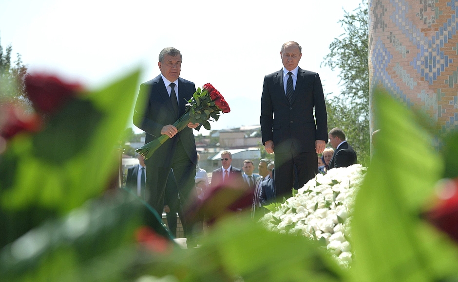 Владимир Путин и Шавкат Мирзиеев на могиле Ислама Каримова в Самарканде; фото: kremlin.ru