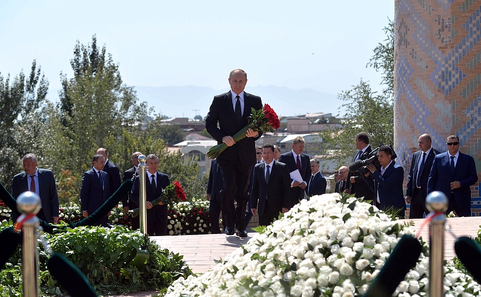 Владимир Путин возлагает цветы к могиле Ислама Каримрва в Самарканде; фото: kremlin.ru