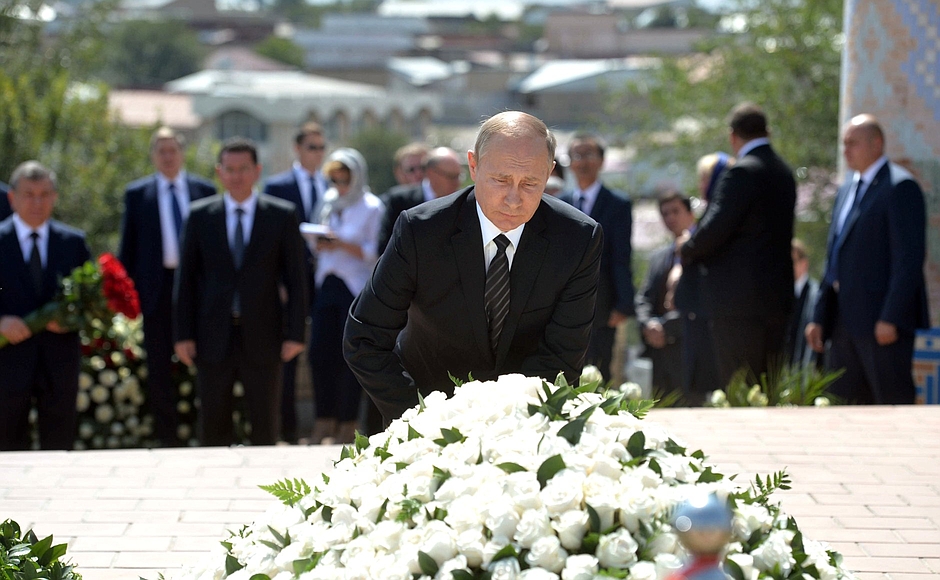Владимир Путин возлагает цветы к могиле Ислама Каримрва в Самарканде; фото: kremlin.ru
