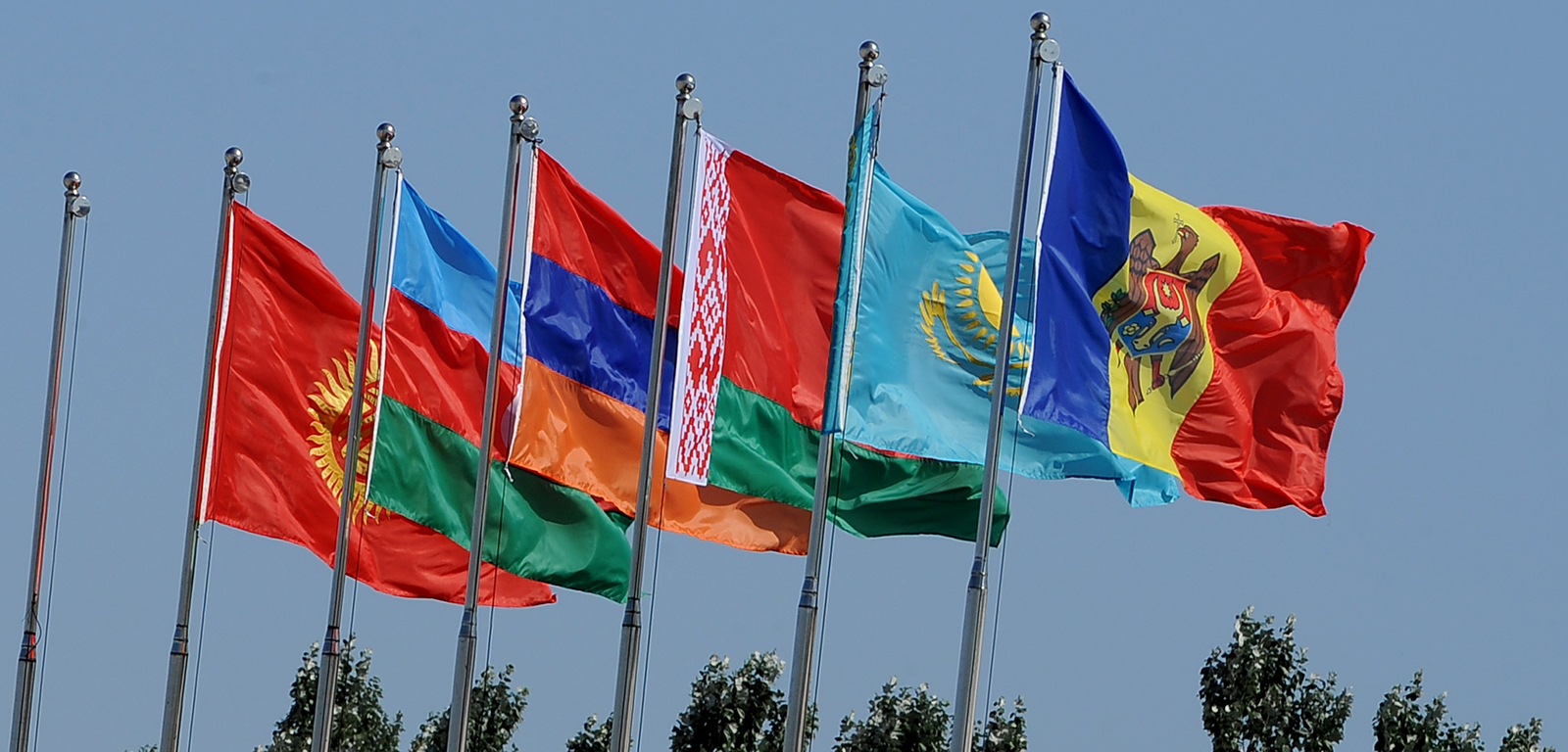 Флаги стран-участников Содружества в аэропорту "Манас" в Бишкеке; фото: пресс-служба правительства РК