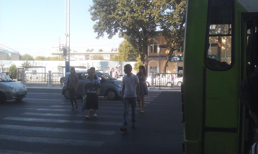 Разговор по телефону при переходе дороги может обойтись в Узбекистане в 23 доллара; фото: Ц-1