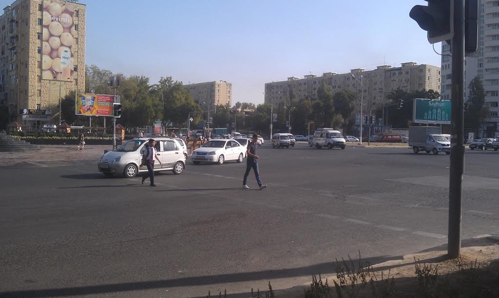 НА пешеходном переходе у ТРЦ Mega Planet в Ташкенте; фото: Ц-1
