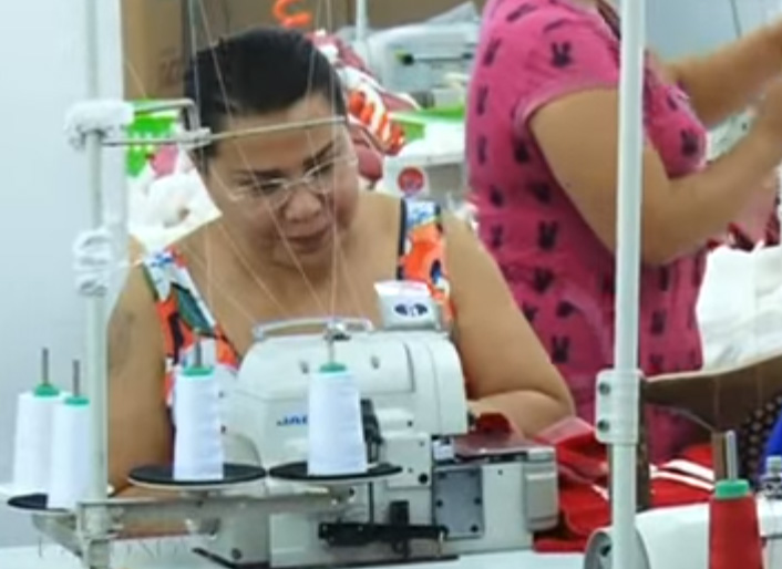Юлдуз Усманова на швейной фабрике; фото: YouTube