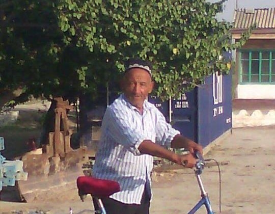 Дед Хусан со своим старым велосипедом