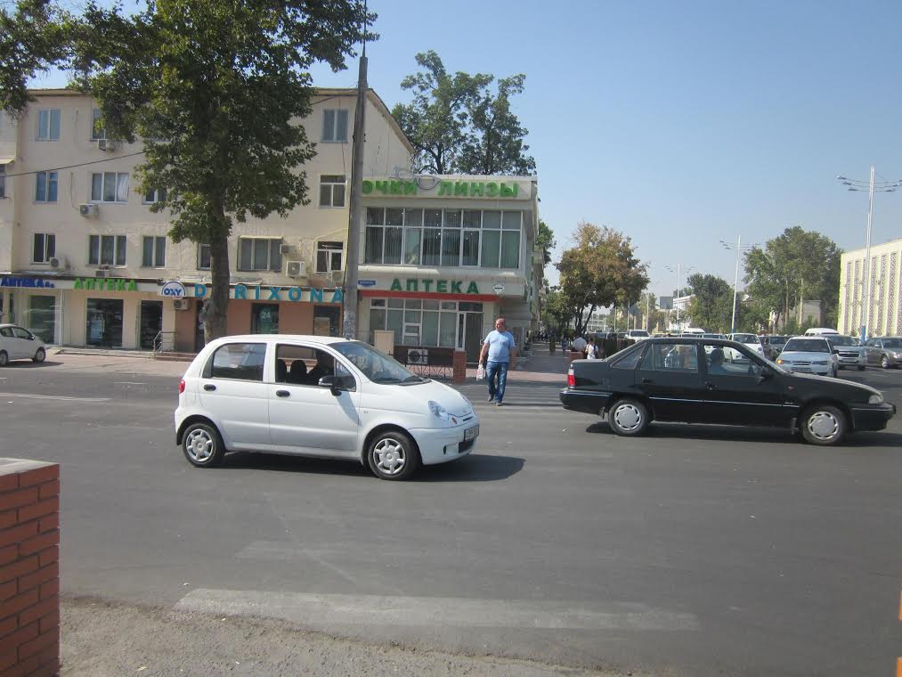 Перекресток между улицами Мукими и Катартал в Ташкенте - теперь без пешеходного светофора: Ц-1