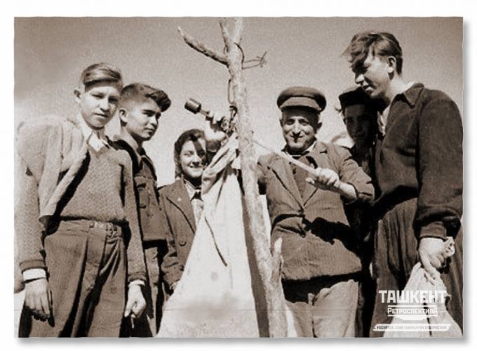 Узбекская ССР, Самаркандская область. Ислам Каримов (второй слева) с одноклассниками на сборе хлопка 1954-1955 годы. 