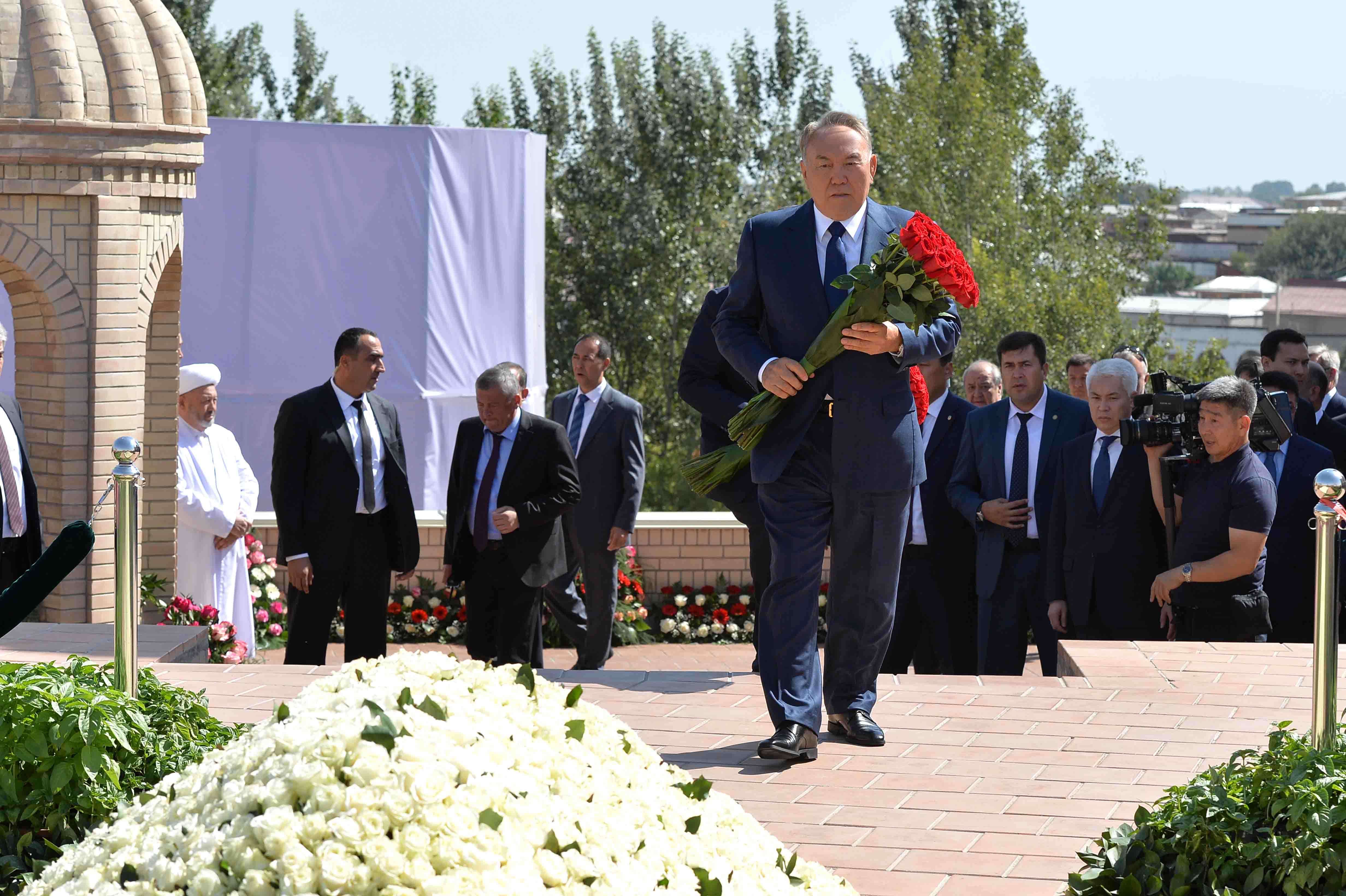 12 сентября Нурсултан Назарбаев посетил могилу Ислама Каримова в Самарканде; фото: пресс-служба Назарбаева