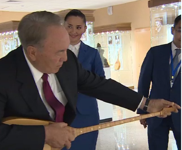 Президент Казахстана играет на домбре; скриншот из видео Аккорды