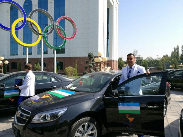 Паралимпийцам вдобавок к денежным премиям вручили автомобили; фото:Afisha.uz