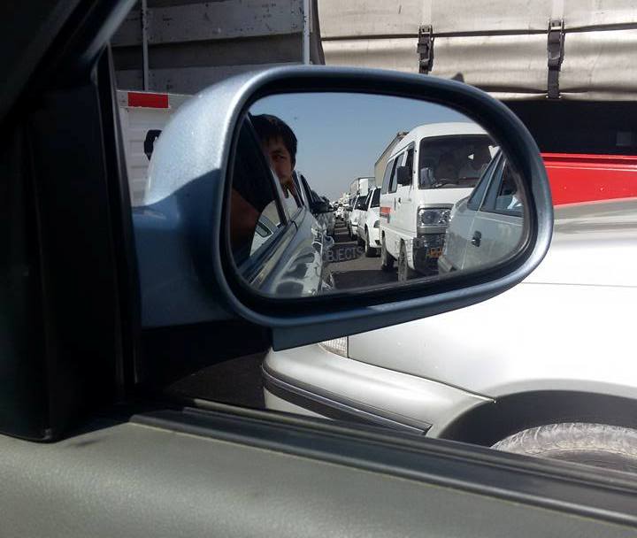 Вид на затор из зеркала заднего вида; фото: фейсбук-группа "Водители Ташкента"