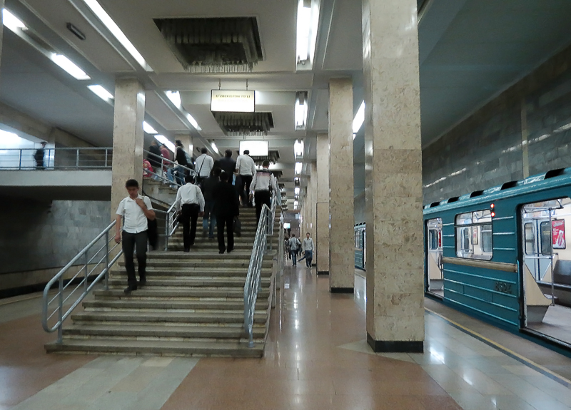 Станция "Мингурюк" Ташкентского метрополитена. Переход-есть, пандуса - нет; фото: http://varandej.livejournal.com/