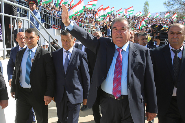 Президента Таджикистана Эмомали Рахмон во время визита в Муминобад 3 октября 2016 года; фото:prezident.tj