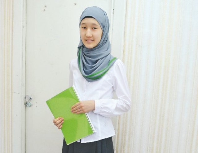Айзере Шынгысбаева, отстраненная от занятий из-за ношения хиджаба; фото из открытых источников