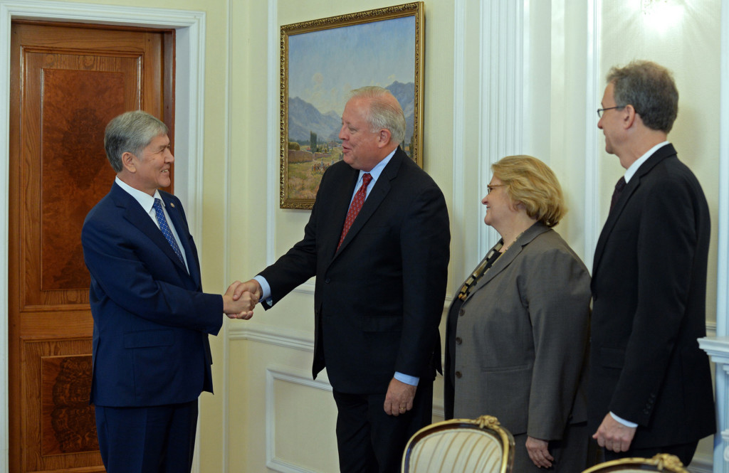 Встреча Алмазбека Аьамбаева и Томаса Шеннона в Бишкеке 27 октября; фото: president.kg
