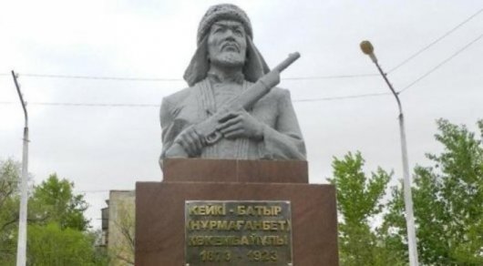 Памятник Нурмагамбету Кокембайулы в городе Аркалыке Костанайской области РК; фото: открытый источник