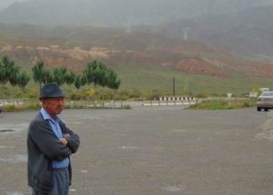 Мужчина на Иссык-Кульской трассе, построенной Китаем, в Кыргызстане; фото: Ц-1