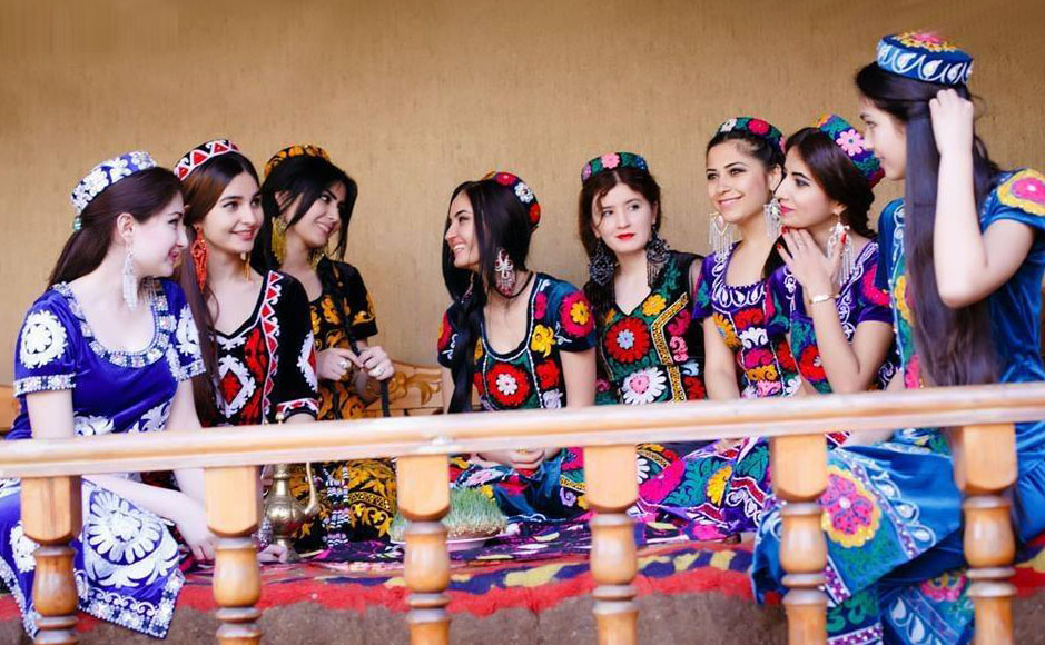 Девушки в национальных таджикских костюмах; фото: http://life.ansor.info/