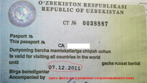 Выездной стикер на паспорте узбекистанца; фото: change.org