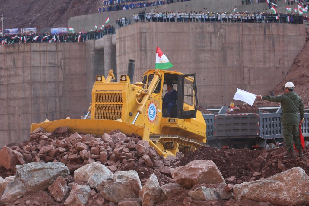 Эмомали Рахмон за рулем бульдозера закидывает первый камень в реку Вахш; фото: Facebook пресс-службы президента РТ