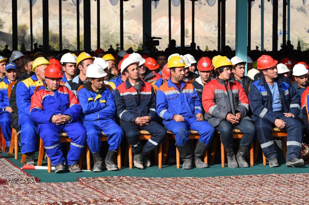 Строители Рогунской ГЭС; фото: https://www.facebook.com/khadamotimatbuot/