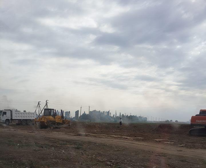 Cтроители выравнивают землю под строительство домов на массиве Спутник в Ташкенте; фото: facebok