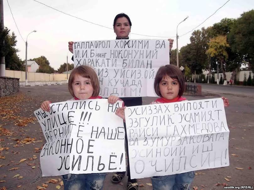 Виолетта Куразова со своими детьми во время одного из проведенных ранее пикетов в Ташкенте; фото: Озодлик