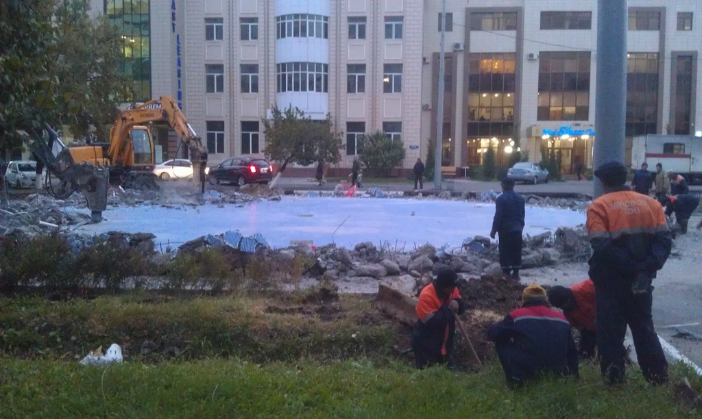 Дорожная служба Узбекистана демонтирует фонтан; фото:Ц-1