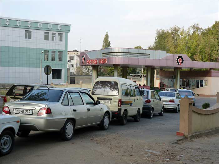 Очередь за бензином на улице Амира Темура; фото:stanradar.com 